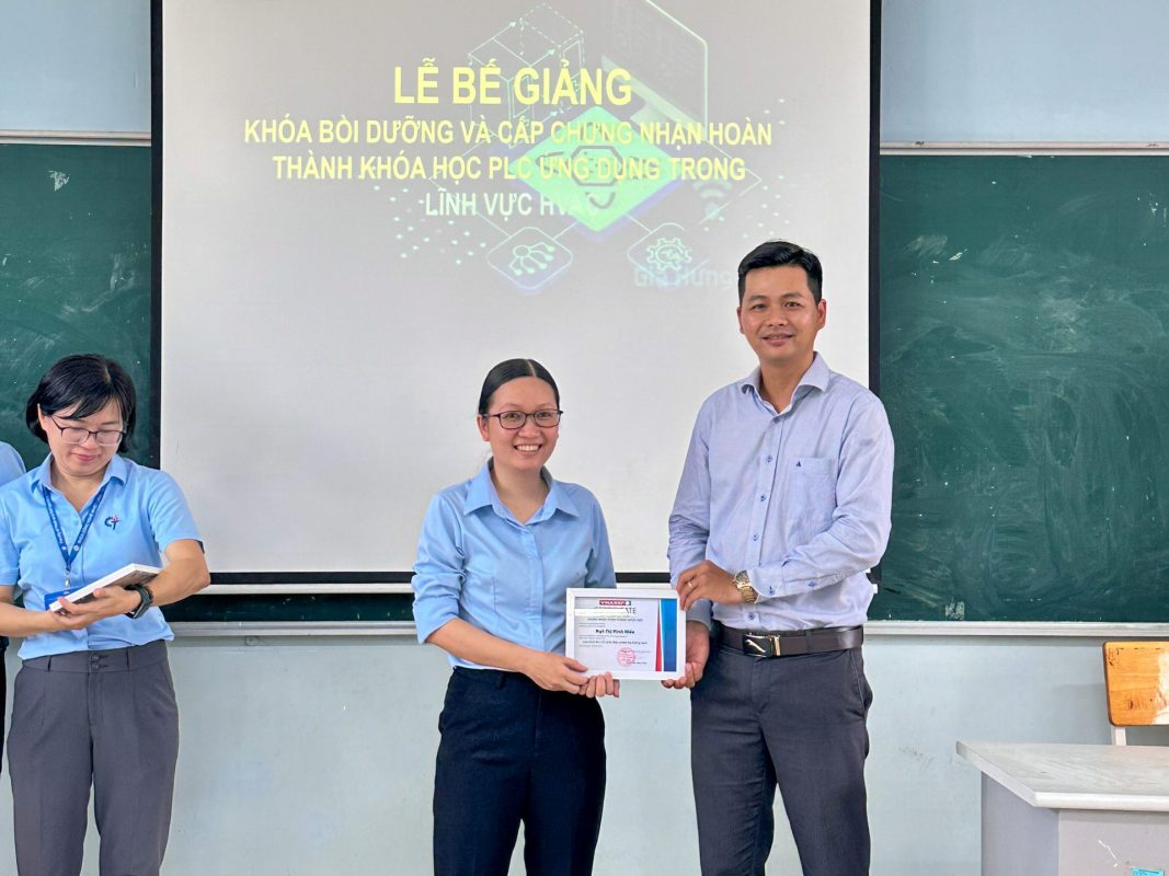 Trao giấy chứng nhận