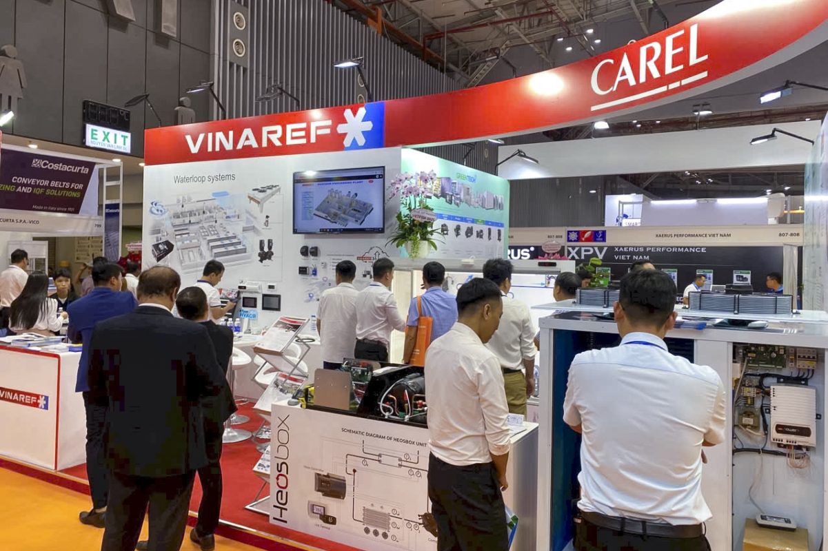 Khách hàng đến gian hàng Vinaref