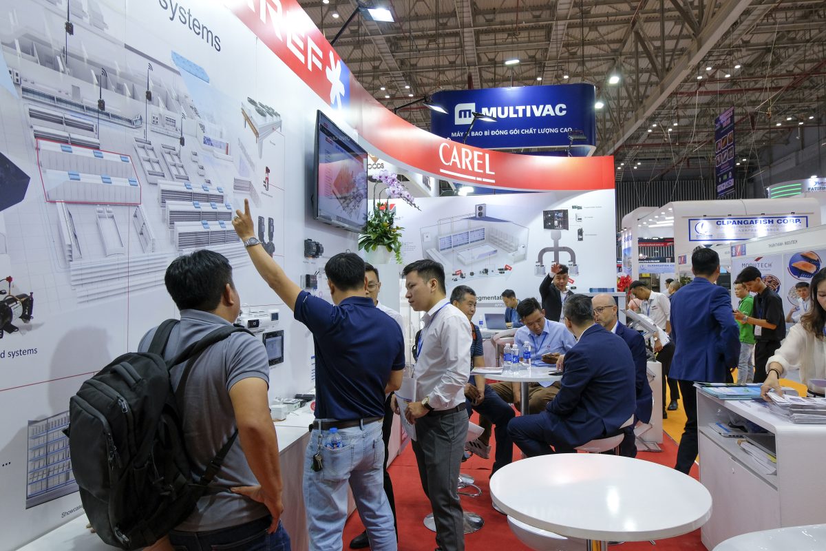 Khách hàng đến gian hàng Vinaref