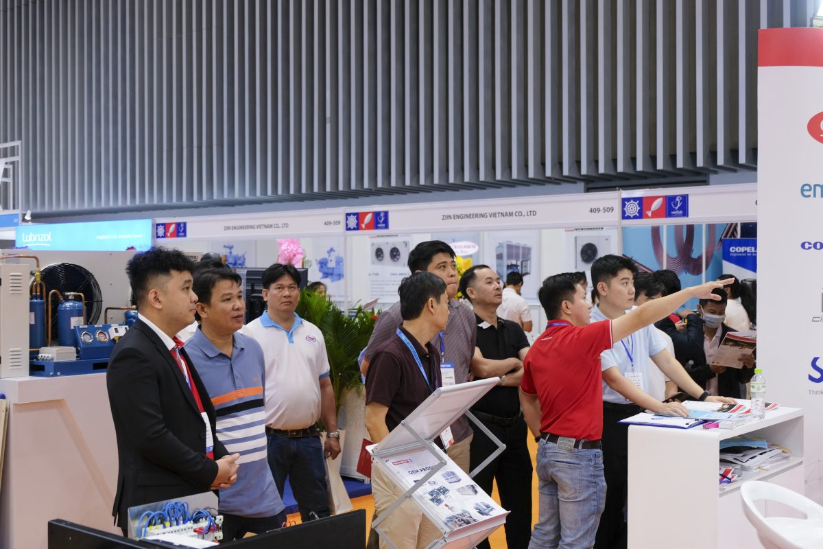 Khách hàng đến gian hàng Vinaref